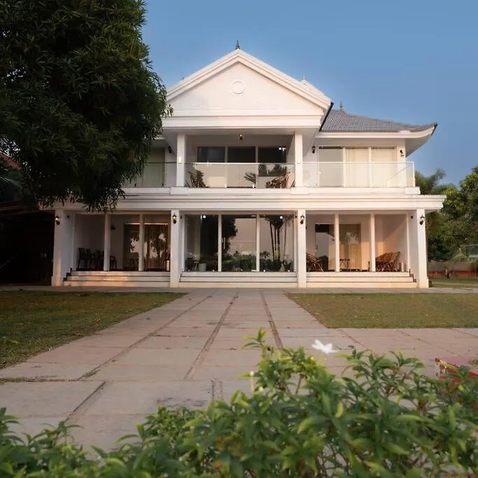Villa Riveria Portico - River Side 6 Bedroom Private Pool Bungalow North Paravur
