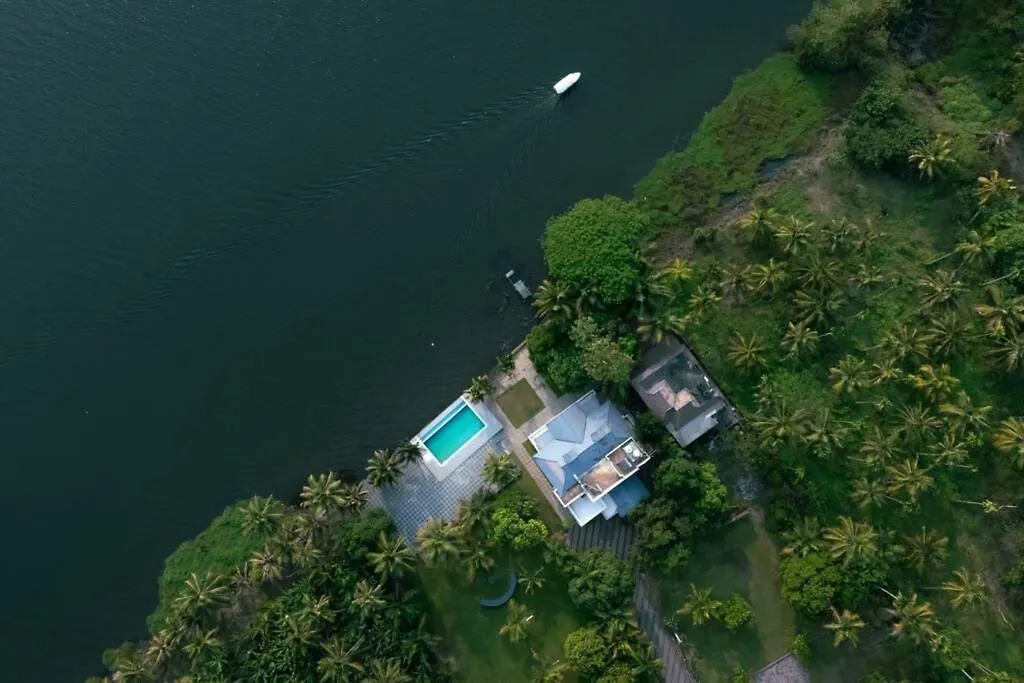 Villa Riveria Portico - River Side 6 Bedroom Private Pool Bungalow North Paravur