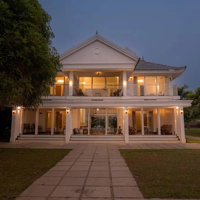 Riveria Portico - River Side 6 Bedroom Private Pool Bungalow North Paravur