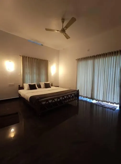 Riveria Portico - River Side 6 Bedroom Private Pool Bungalow North Paravur